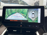 【パノラミックビューモニター】専用のカメラにより、上から見下ろしたような視点で360度クルマの周囲を確認することができます☆死角部分も確認しやすく、狭い場所での切り返しや駐車もスムーズに行えます。