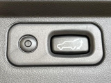 【パワーバックドア】スマートキーや運転席のボタンを押すだけでリアゲートが自動で開閉します!荷物を持っている時や、高い位置にあるバックドアを閉める際に便利な機能です♪
