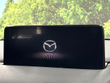 【10.25インチマツダコネクト】車内の雰囲気にマッチした大型ディスプレイ。スマホ接続でのナビ使用やBluetooth再生等、様々な機能が楽しめます。直感的なダイヤル操作が可能で、使い勝手も良好です。