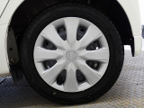 ホイールは車のデザインにマッチした専用タイプです。