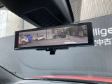 インテリジェントルームミラーです。人や物で視界が遮られてても、車体後部のカメラ映像に切り替えることにより、クリアな後方視界を実現しています。