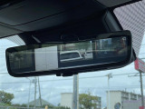 【デジタルインナーミラー】車両後方カメラの映像をミラーに映すことが出来ます。 そのため、後席に人や荷物があって後方が見えづらい場合でもしっかり視界を確保することが出来ます。