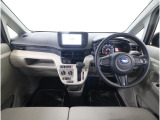 ■視界良好で運転しやすいコックピットです。シンプルで操作性の良いインパネ回りにデザインされ、SUBARUは安全性能に徹底的にまでこだわった視界設計を行っています。ベンチシートですので移動も楽々です。