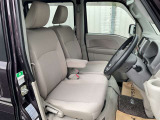 運転席まわりです。実際に座ってみて、乗り心地を体験してみてください。