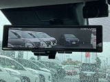 【スマートルームミラー】車両後方のカメラ映像をミラー面に映し出します。車内の状況や天候などに影響されずいつでもクリアな後方の視界が得られます♪