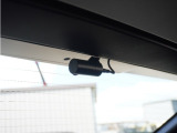 ◆リアにもドライブレコーダーを装備しております◆映像・音声などを記録する自動車用の装置です。 もしもの事故の際の記録はもちろん、旅行の際の思い出としてドライブの映像を楽しむことができます。