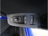 ■運転席ドアの操作しやすい位置にミラー操縦スイッチがついておりますので、ストレスなく自分のフィットする位置にセッティング頂けます。