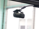 この車にはリアにもドライブレコーダーを装備しております◆映像・音声などを記録する自動車用の装置です。 もしもの事故の際の記録はもちろん、旅行の際の思い出としてドライブの映像を楽しむことができます。