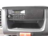 スピーカー内蔵のAM/FMラジオが装備されてます。