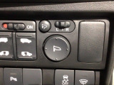 狭い駐車場で便利な電動格納ドアミラーが付いています。