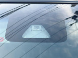 【スマートアシスト】走行中に前方の車両等を認識し、衝突しそうな時は警報とブレーキで衝突回避と被害軽減をアシスト。より安全にドライブをお楽しみいただけます。