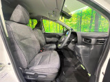 運転席まわりには十分なスペースがあり、大柄な方でもゆったり運転していただける環境です。