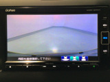 【バックカメラ】運転が苦手な方も車庫入れラクラクです!ギアをリバースに入れれば自動的に切り換わりますので、面倒な操作は不要です♪狭い駐車場もお車を傷つけず安心ですね!