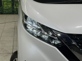 【LEDヘッドライト】悪天候や夜間走行時も良好な視界を確保し安心して運転できる高輝度LEDヘッドライトを装備!点灯速度が早く、消費電力も抑えられています。