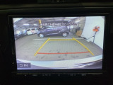 バックギアに入れますとご覧のような画像に自動的に切り替わります。車庫入れ時に役立ちます。