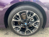 【BMWアロイホイル】軽量かつ強度に拘ったアロイホイル。走行性能ポテンシャルを引き出す設計。車の足元を引き締めてくれる大きなポイントはアロイホイルです。