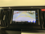 リバースギアに入れるだけで後方の表示へ切り替わります。夜間や雨の日の駐車も楽になりますよ。