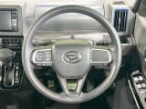 インテリアに合わせたデザインのステアリングは、運転される方のことも考え、運転しやすい形状、大きさです。是非一度、実際に触ってお確かめください。