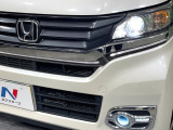 【HIDヘッドライト】非常に明るく前方を照らしてくれるので、悪天候や夜間の走行時も視界良好で安心してお乗りいただけます。