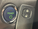 【スマートキー】カバンやポケットに入れたままでもドアの施錠・解錠が可能なスマートキーを装備。エンジンのオン・オフ時もカギを取り出す必要が無いからとっても便利です♪