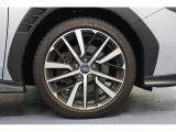 245/45R18インチタイヤを装着。偏摩耗やヒビ、割れも無く状態は良好!