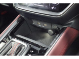 USB充電ポートはモニターと連動。APPLE CAR PLAYやANDOROID AUTOはこちらに繋いで操作します。