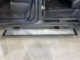 【電動サイドステップ】車高の高いお車でも、これがあれば小さいお子様の乗り降りも楽々♪スライドドアと連動して作動する為、煩わしい操作は不要です!