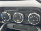 【オートエアコン】一度お好みの温度に設定すれば、車内の温度を検知し風量や温度を自動で調整。暑い…寒い…と何度もスイッチ操作をする必要はありません。快適な車内空間には必須の機能ですね♪