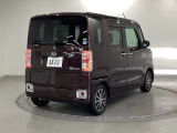 プライバシーガラスが装備されています。外を見るときには気にならずに、後方車両からは車内が見えにくい設計です。