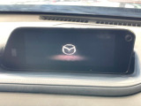 【8.8インチマツダコネクト】車内の雰囲気にマッチした大型のディスプレイ。スマホ接続でのナビ使用やBluetooth再生等、様々な機能が楽しめます。直感的なダイヤル操作が可能で、使い勝手も良好です。