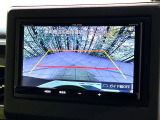 【バックカメラ】駐車時に後方がリアルタイム映像で確認できます。大型商業施設や立体駐車場での駐車時や、夜間のバック時に大活躍!運転スキルに関わらず、今や必須となった装備のひとつです!
