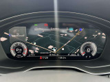 スピードメーターなどの運転に必要な計器とともに、オーディオ・電話の操作画面や地図などを表示。レイアウトはステアリングスイッチで切り替えでき運転に集中しながら必要な情報を瞬時に得ることが可能。