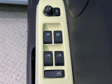 【電動格納ミラー】サイドミラーは電動格納式となっており、狭い駐車場でもキズがつくリスクを抑えられます。