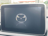 【マツダコネクトナビ】車内の雰囲気にマッチした一体型タイプのナビ。各種車輌設定やBluetooth再生等、様々な機能が楽しめます。直感的なダイヤル操作が可能で、使い勝手も良好です。