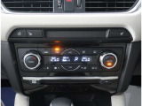 オートエアコンで夏も冬も快適に運転できますよ。