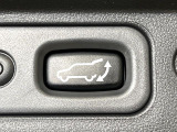 【パワーバックドア】スマートキーや運転席のボタンを押すだけでリアゲートが自動で開閉します!荷物を持っている時や、高い位置にあるバックドアを閉める際に便利な機能です♪