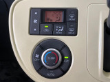 【オートエアコン】一度お好みの温度に設定すれば、車内の温度を検知し風量や温度を自動で調整。暑い…寒い…と何度もスイッチ操作をする必要はありません。快適な車内空間には必須の機能ですね♪