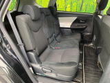 コンパクトカーですが、セカンドシートは十分な広さがあり快適にお乗りいただけます♪シートを倒して大きな荷物を積んだりと、用途の幅が広い1台です。