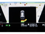後退時ブレーキアシスト。後退時 車体後部に装着されたソナーセンサーが障害物を検知。衝突の危険がある場合はブレーキをかけ 被害を軽減又は防止します。