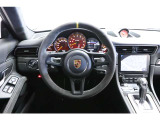 Race-Tex製のステアリングが装備されております。スレやキズなどはございません。グローブ装着時はハンドルから手が滑らず安心してスポーツ走行をお楽しみ頂けます。