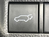 【パワーバックドア】スマートキーや運転席のボタンを押すだけでリアゲートが自動で開閉します!荷物を持っている時や、高い位置にあるバックドアを閉める際に便利な機能です♪