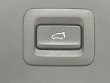 【パワーバックドア】スマートキーや運転席のボタンを押すだけでリアゲートが自動で開閉します!荷物を持っている時や、高い位置にあるバックドアを閉める際に便利な機能です♪