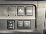 【両側ハンズフリーパワースライドドア】運転席/助手席側とも電動スライドドアを装備。手が離せない時に足をかざすだけでスライドドアを開閉できます。お子様の乗降りやお買い物の荷物の積み降ろしにも便利!