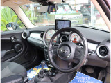 『1台』のお車に対して、3名体制で日々議論を重ね仕入れを行っております。