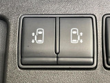 【両側パワースライドドア】スマートキーや運転席のスイッチで後席両側スライドドアの開閉が可能♪電動だから力を入れてドアを開ける必要が無く、小さなお子様でも簡単に開け閉めでき快適です♪