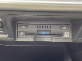 【ETC2.0(DSRC/ITSスポット)】ETCカードを挿入すれば料金所はノンストップで通過できます。ETC限定の割引や、高速道路の情報提供サービスを利用できます。