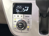 【オートエアコン】一度お好みの温度に設定すれば、車内の温度を検知し風量や温度を自動で調整。暑い…寒い…と何度もスイッチ操作をする必要はありません。快適な車内空間には必須の機能ですね♪