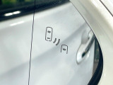 【ブラインドスポットモニター】走行中、ドアミラーの死角になりやすい箇所に後続車が接近するとサイドミラーのレンズに警告を表示!ドライバーに注意喚起をしてくれます。