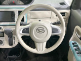 インテリアに合わせたデザインのステアリングは、運転される方のことも考え、運転しやすい形状、大きさです。是非一度、実際に触ってお確かめください。
