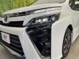 【LEDヘッドライト】悪天候や夜間走行時も良好な視界を確保し安心して運転できる高輝度LEDヘッドライトを装備!点灯速度が早く、消費電力も抑えられています。